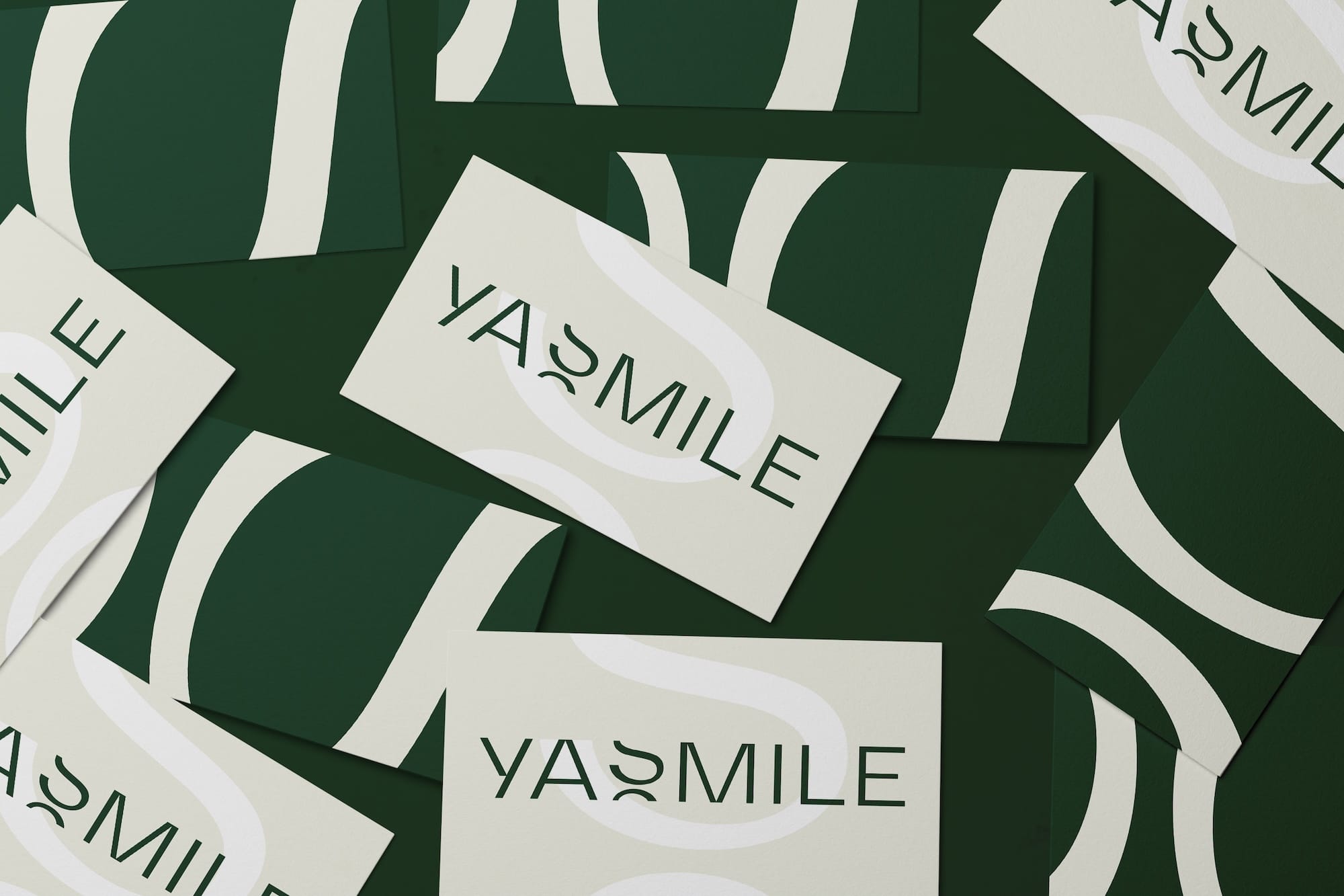 Die Visitenkarte der Praxis mit den entsprechenden Kontaktinformationen liegt auf neutralem Hintergrund.